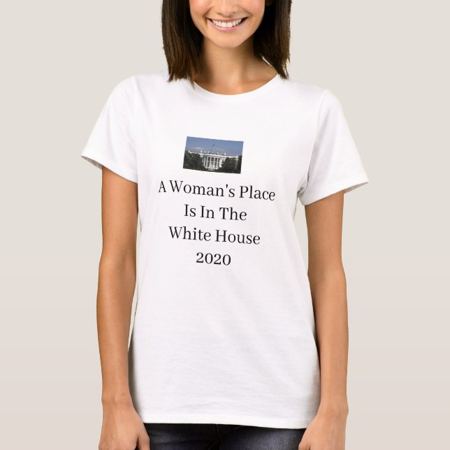 Une place de femme est sur le T-shirt de la Maison (Devant)