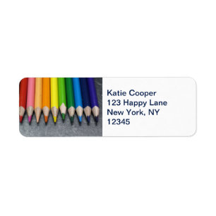 Une rangée de crayons colorés.