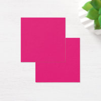 Une rose rouge avec des pétales vibrants entourés 