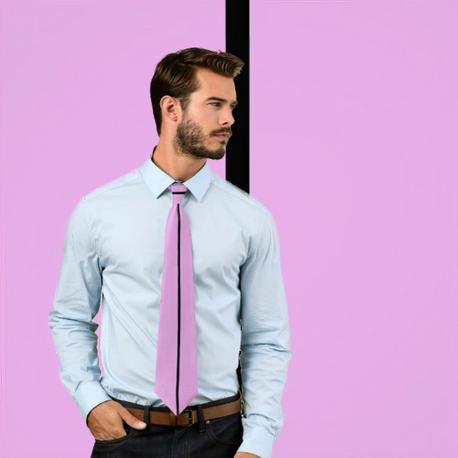 Une seule bande noire sur la Cravate Plum (Man wears a necktie featuring a single thin vertical black stripe on plum.)