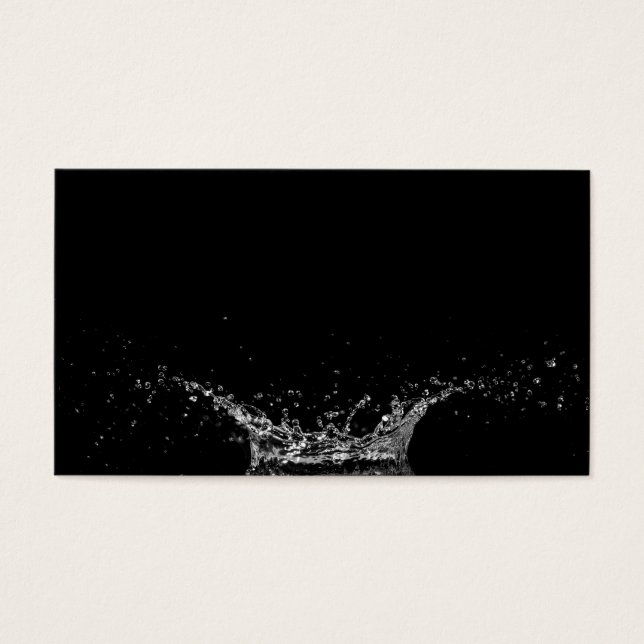 Une seule goutte d'eau sur un arrière - plan noir (Devant)