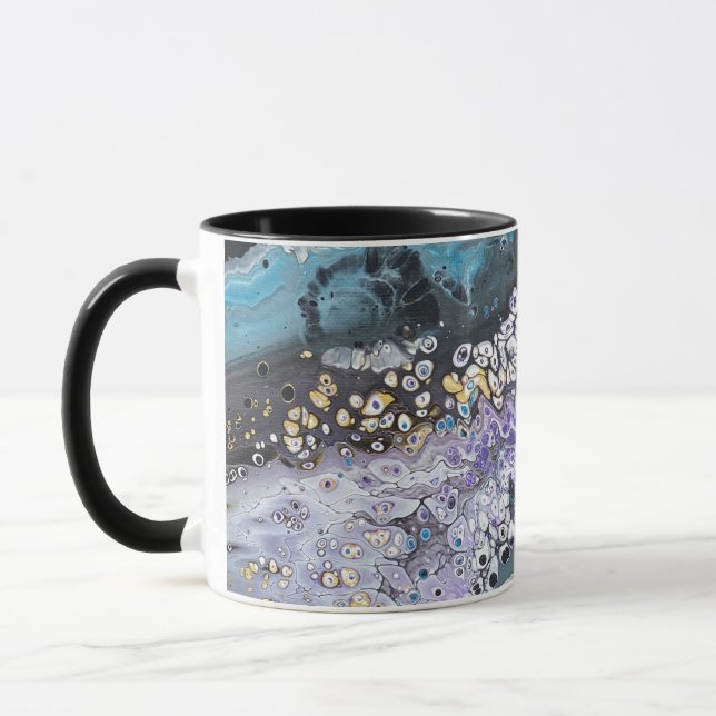 Une tasse à café avec des oeuvres d'art violettes  (Gauche)