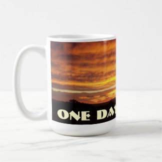 Une tasse de coucher du soleil de jour à la fois