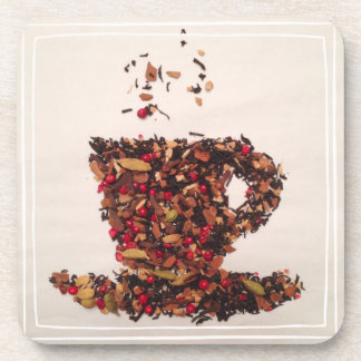 Une tasse de dessous de verre de thé