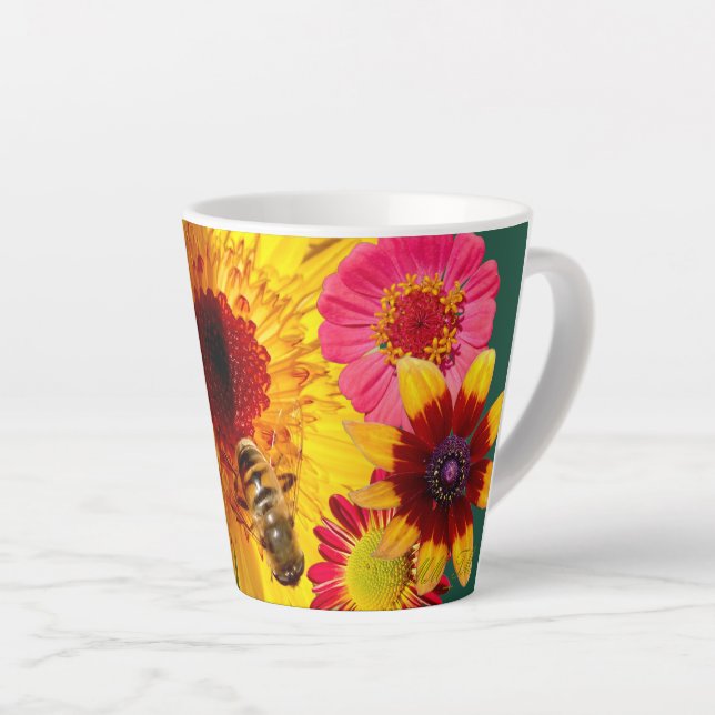 Une tasse de latte de fleur colorée et d'abeille a (Angle droit)
