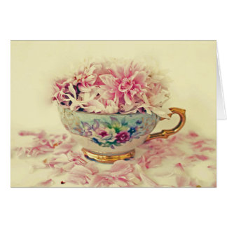 Une tasse de thé vintage de fleurs