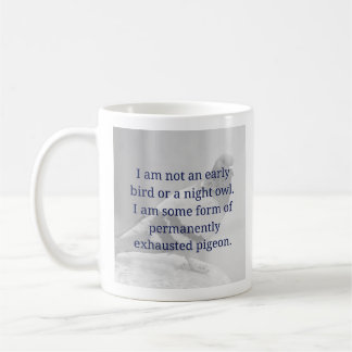 Une tasse drôle tôt pas d'oiseau ou de couche-tard
