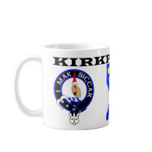 Une tasse Kirkpatrick avec des badges bleus
