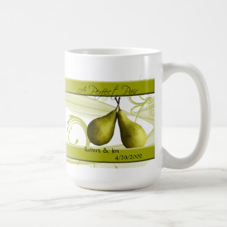 Une tasse parfaite de jeunes mariés de paires