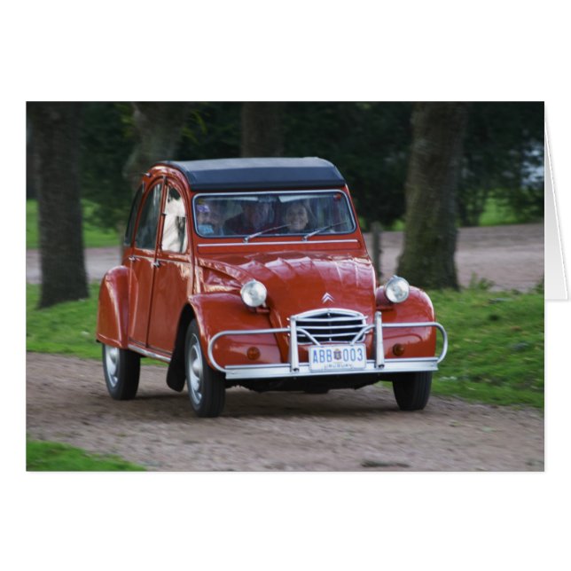 Une vieille voiture Citroen 2CV rouge avec une fem (Devant horizontal)