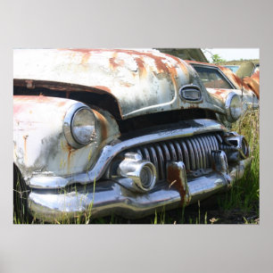 Une vieille voiture dans une affiche de Junkyard