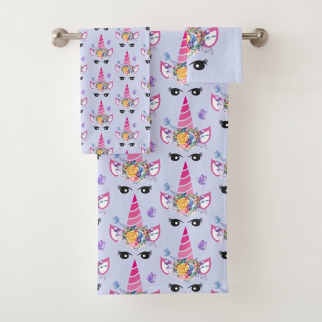 Unicorne rose avec couronne et papillons floraux (En situation)