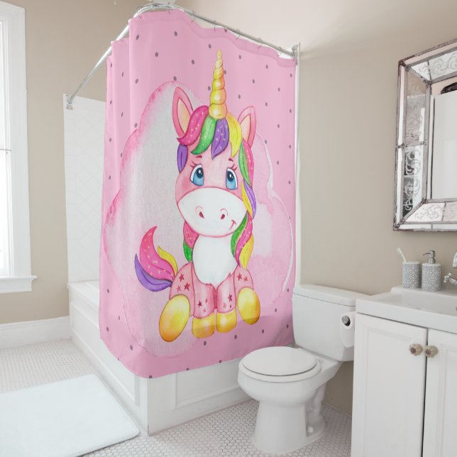 Unicorne rose bébé sur le rideau de douche nuageux (En situation)