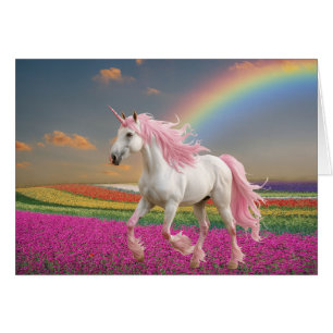 Unicorne Rose Dans Le Champ Arc-En-Ciel