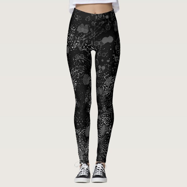 Urban noir leggings for active lifestyle. (Front)