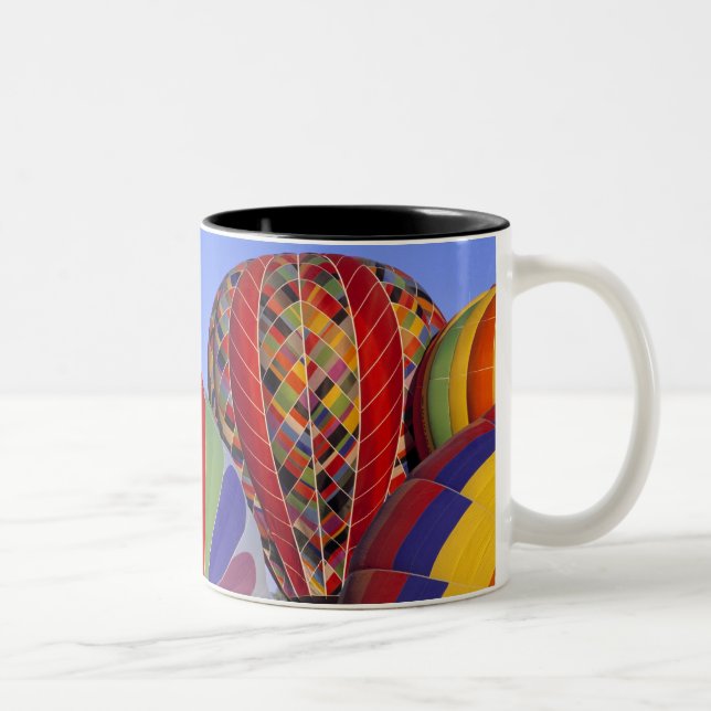 USA, Arizona, Val Vista. Colourful hot-air Two-Tone Coffee Mug (Right)
