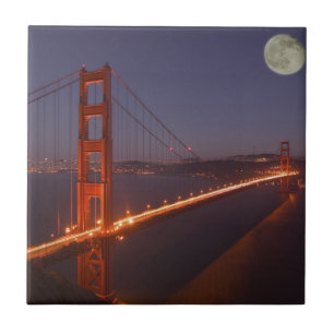 USA, California, Marin. Moonrise above the Tile