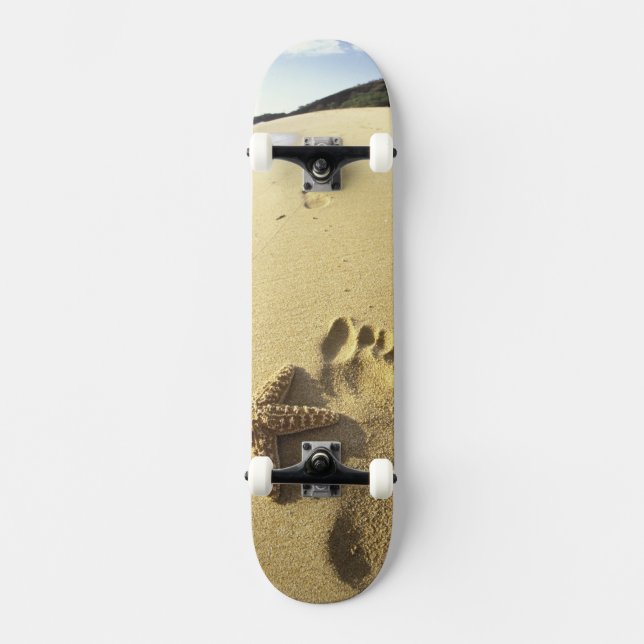 USA, Hawaii, Maui, Makena Beach, Footprint and Skateboard (Front)