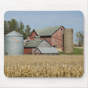 USA, IOWA, Froelich: Old farm Mouse Pad