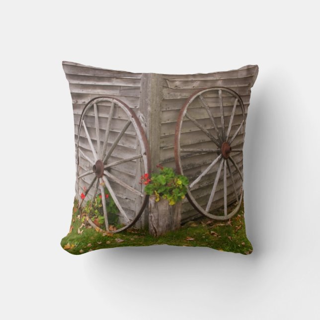 USA, Main. Wagon Wheels Throw Pillow (Front)