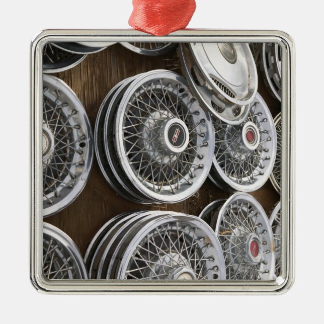 USA, New Mexico, Prewitt: Auto Hubcaps / Rt. 66 Metal Ornament (Front)