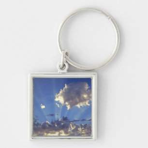 USA, Oregon, Bend. Sun rays fill the sky near Keychain