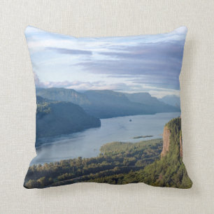 USA, Oregon, Columbia River Gorge, Vista House Throw Pillow