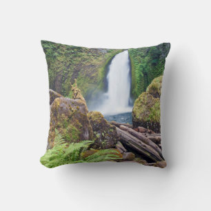 USA, Oregon, Columbia River Gorge, Wahclella Throw Pillow