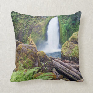USA, Oregon, Columbia River Gorge, Wahclella Throw Pillow