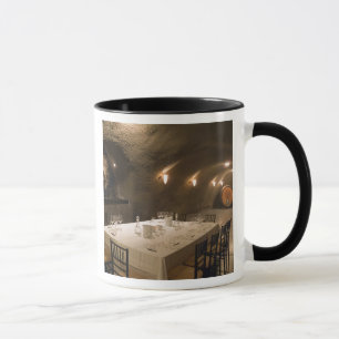 USA, Oregon, Dundee. Dining room in Archery Mug