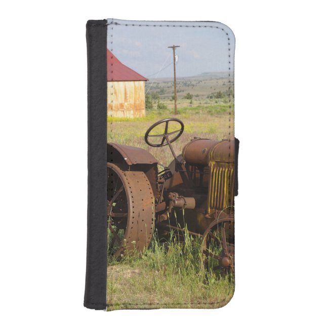 USA, Oregon, Shaniko. Rusty vintage tractor in iPhone Wallet Case (Front)