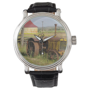 USA, Oregon, Shaniko. Rusty vintage tractor in Watch