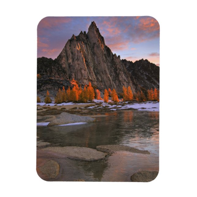 USA, Washington, Cascade Mountains.  Prusik Peak Magnet (Vertical)