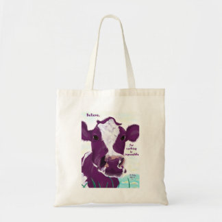 Vache pourpre très probablement contemplant le sac