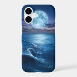 Vagues de l'océan éclairées par la lune avec plein