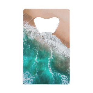 Vagues sur la plage de sable