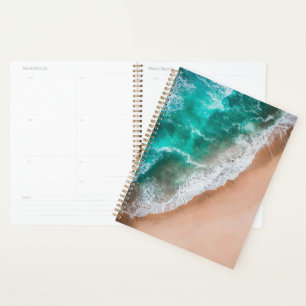 Vagues sur la plage de sable