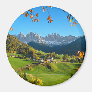 Val di Funes avec des feuilles d'automne aimant ro