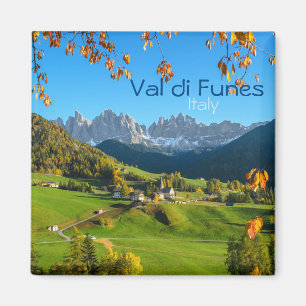 Val di Funes avec feuilles d'automne aimant texte 