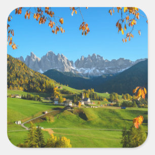 Val di Funes vallée avec autocollant de feuilles d