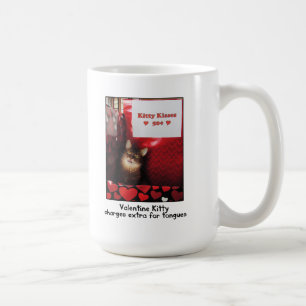 Valentine Kitty embrassant la tasse de cabine