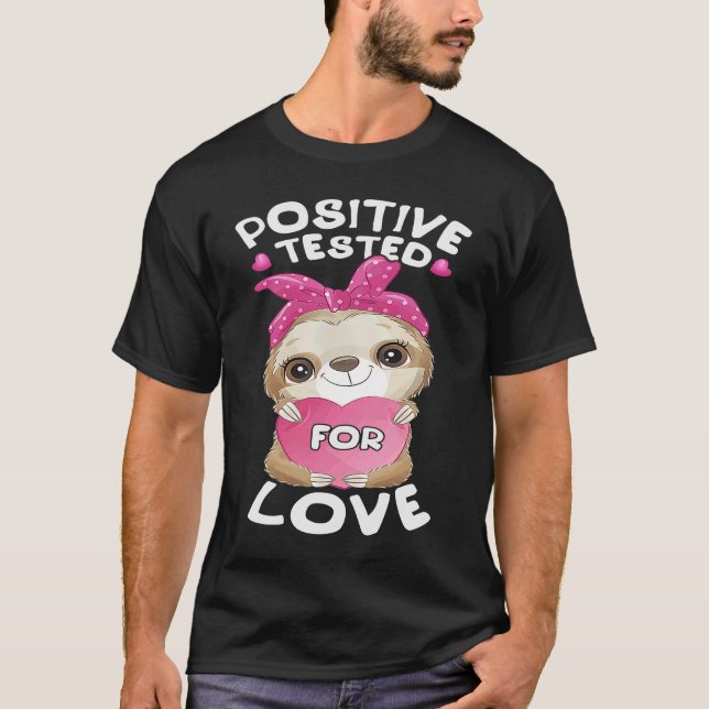Valentine's day sloth with pink heart for her T-Shirt (Front)