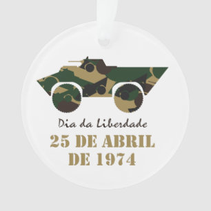 Véhicule militaire symbole de la Révolution du 25