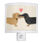 Baiser de teckel avec le coeur