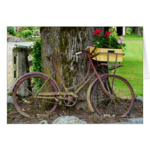 Vélo ancien ancien avec panier à fleurs