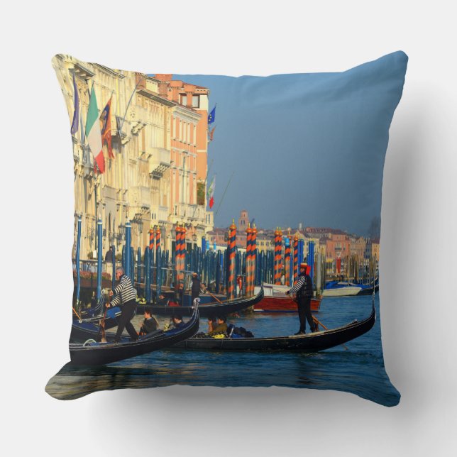 Venetian gondoliers throw pillow (Front)