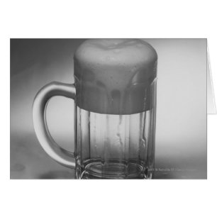 Verre à bière débordant
