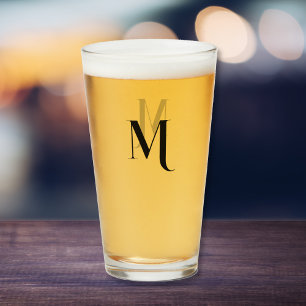 Verre à bière monogrammé avec typographie moderne 