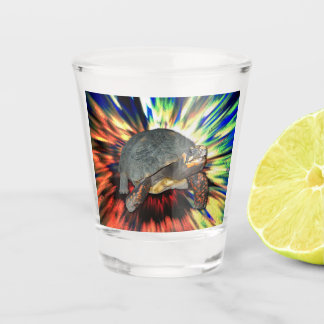 Verre à liqueur heureux de tortue