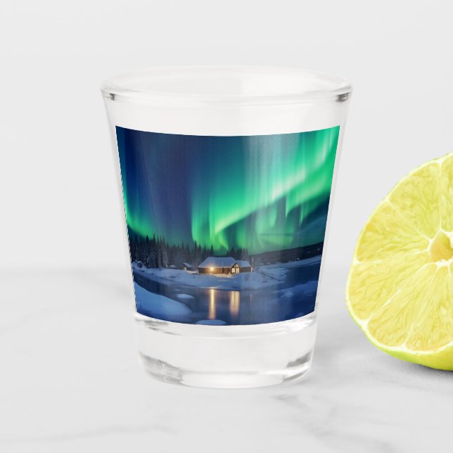 Verre A Shot Aurora borealis au-dessus du cabine d'hiver (Devant)